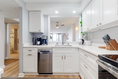 Sea Colony Ocean 7th floor condo with indoor/outdoor pools, tennis, & gym access