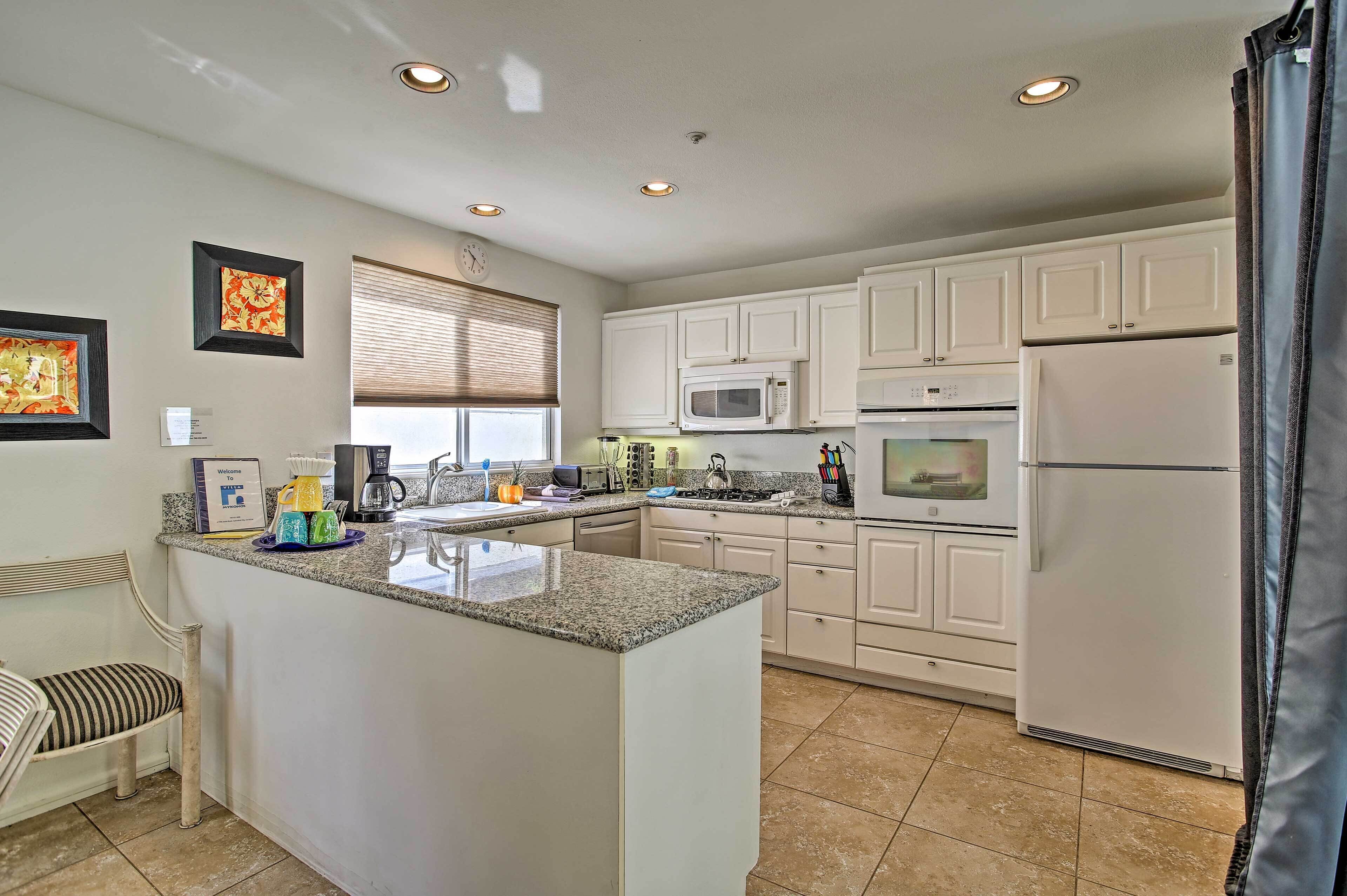 Jääkaappi, mikroaaltouuni, uuni, liesi