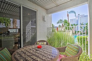Outdoor dining - Nice poolside villa in Cathedral City (Cathedral City)