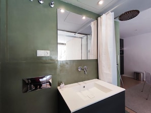 Douche, sĂšche-cheveux, serviettes fournies, papier toilette