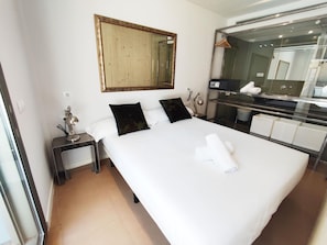 1 chambre, coffres-forts dans les chambres, fer et planche à repasser