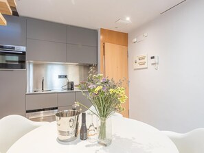 Fridge, microwave, oven, stovetop - Lovely apartment with big private terrace in Sant Gervasy for monthly rentals (Barcelona)