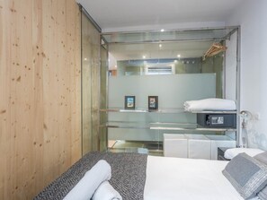 2 bedrooms, iron/ironing board, free WiFi, bed sheets - Lovely apartment with big private terrace in Sant Gervasy for monthly rentals (Barcelona)
