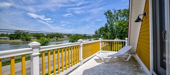 Waterfront Cape May canal property 5min to beach landscaped grounds