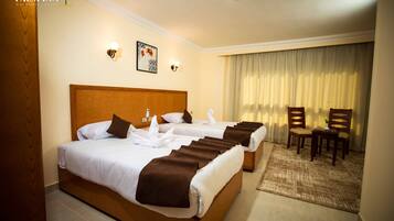 1 slaapkamer, een minibar, een bureau, een laptopwerkplek