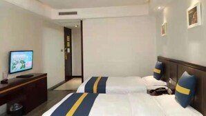 A hotel room with two beds, a TV, a desk, and a trash bin. - Super 8 Hotel (Shucheng Chunqiu South Road Cimugong) (Shucheng)
