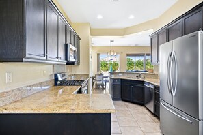 Private kitchen - Lux Desert Oasis Pool Spa Fire Pit Games (Indio)