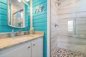 Combined shower/tub, hair dryer, towels, soap - Heated Pool + Prime Location=Perfect Spring Break! (Gulf Shores)