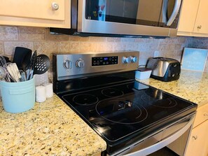 Refrigerador, microondas, horno y parrilla de estufa 