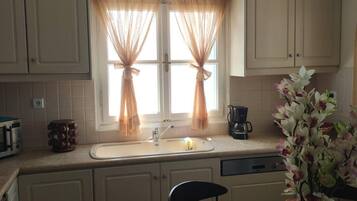 House | Private kitchen | Fridge, microwave, oven, stovetop