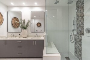Baignoire, séchoir à cheveux, serviettes fournies, savon