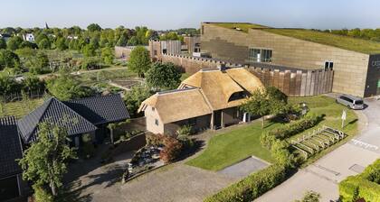 2 luxury holiday cottages in the beautiful Maximapark in Utrecht, Free parking