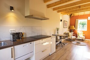 Fridge, microwave, oven, stovetop - 2 luxury holiday cottages in the beautiful Maximapark in Utrecht, Free parking  (Utrecht)