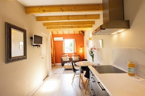 Dining - 2 luxury holiday cottages in the beautiful Maximapark in Utrecht, Free parking  (Utrecht)
