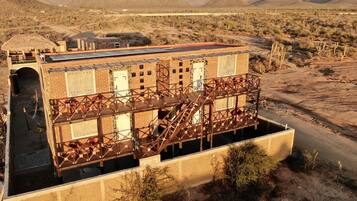 Vista frontal de la propiedad