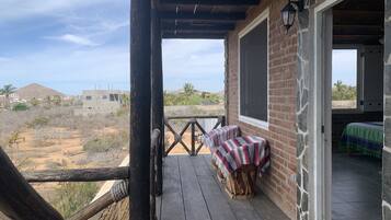 Habitación con 2 camas individuales, vista al océano | Terraza o patio