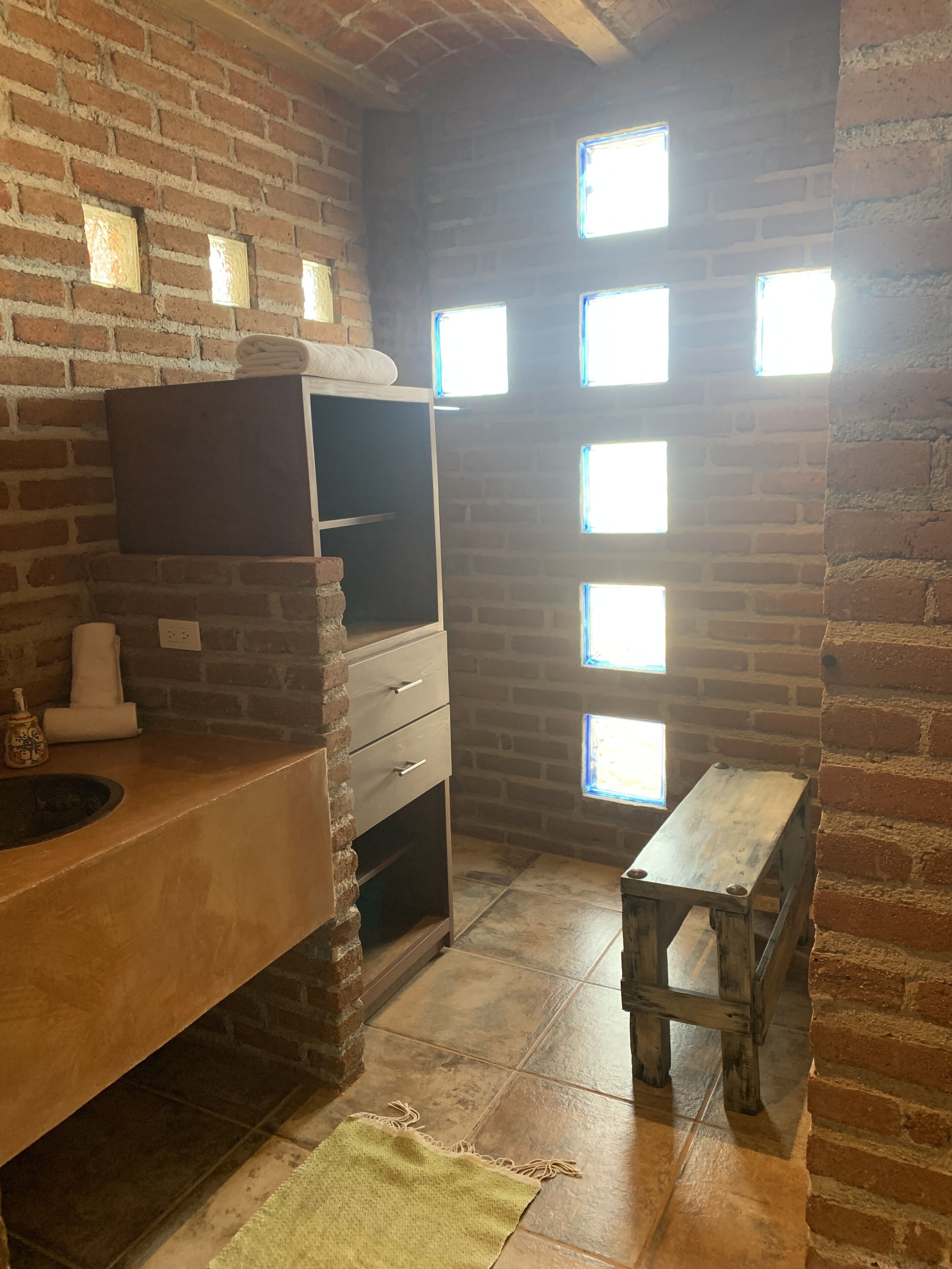Cabaña familiar, vista al océano | Baño | Regadera, toallas, jabón, shampoo 