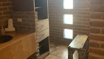 Cabaña familiar, vista al océano | Baño | Regadera, toallas, jabón, shampoo