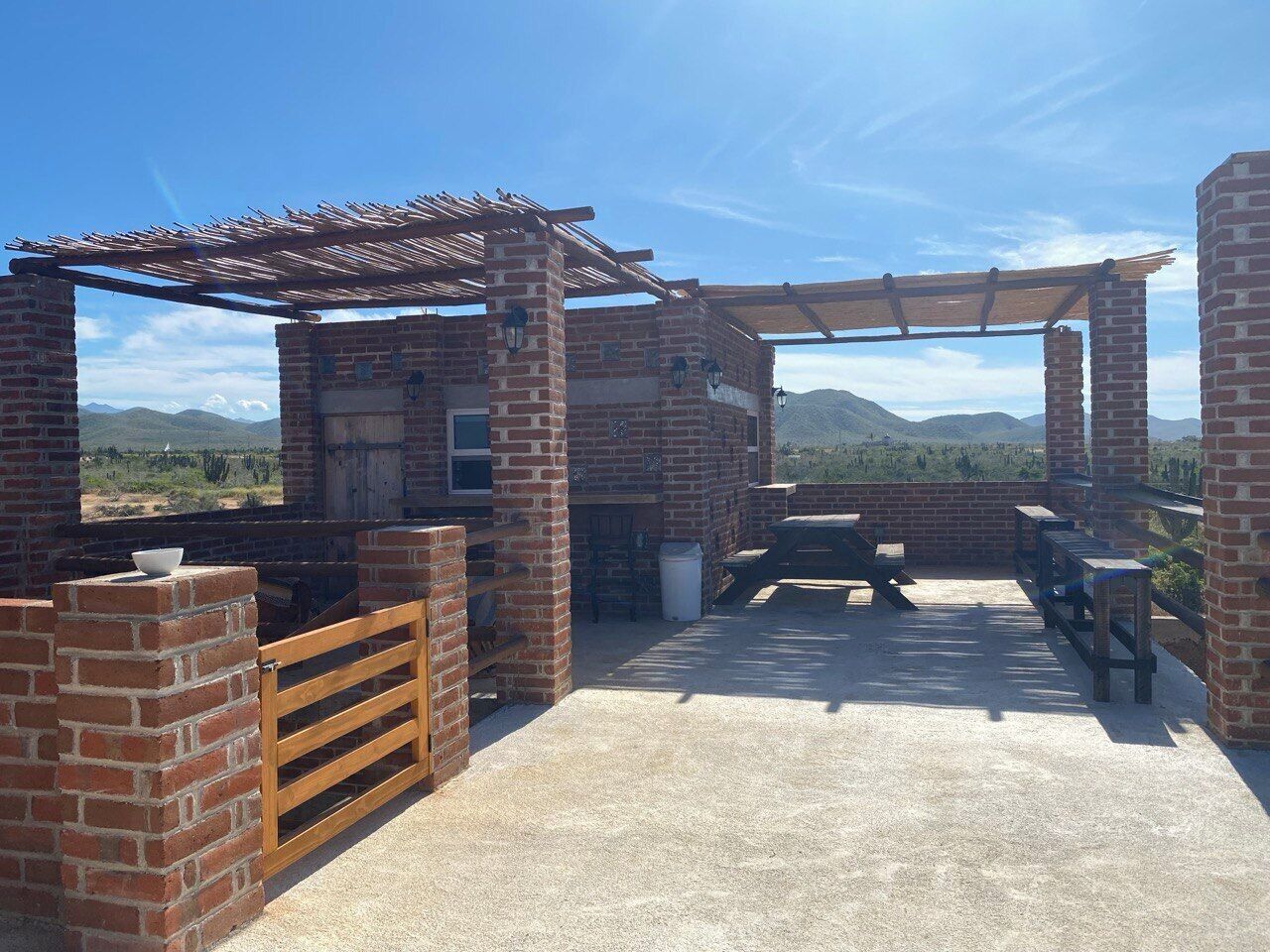 Desayuno completo (USD 13 por persona) 