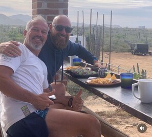 Päivittäinen täysi aamiainen (13 USD per henkilö)