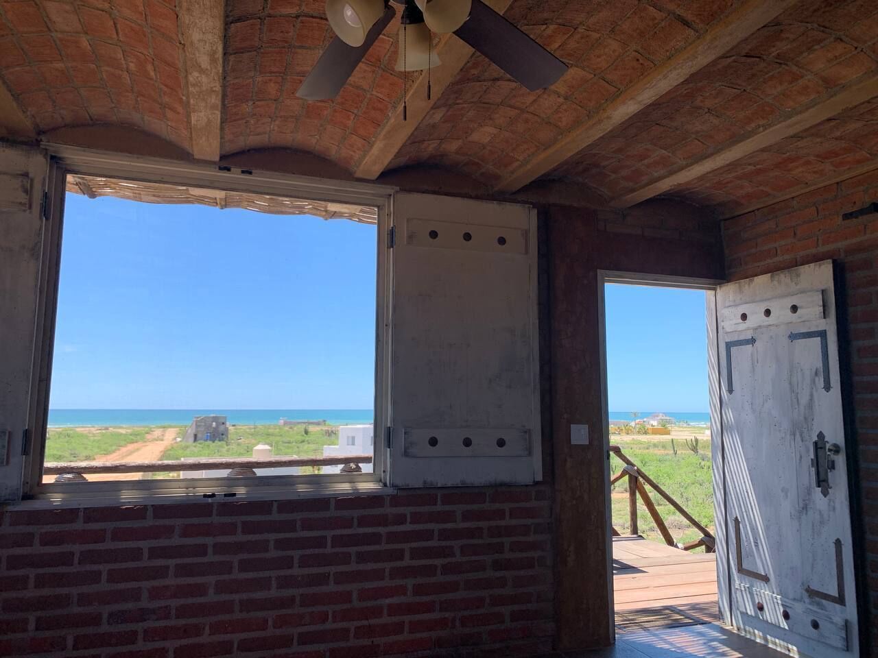 Cabaña familiar, 1 cama King size, baño en la habitación, vista al océano | Vista a la playa o el mar