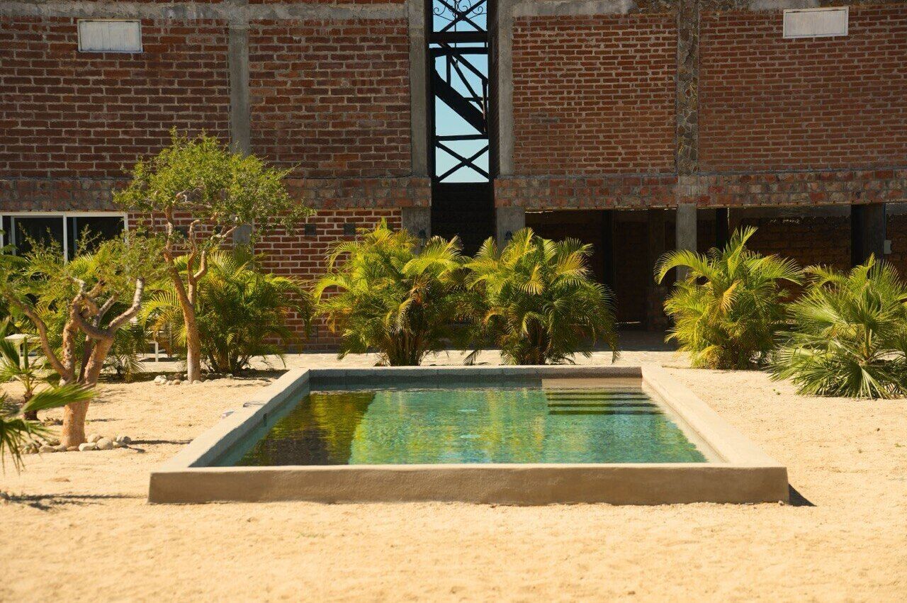 Una piscina al aire libre