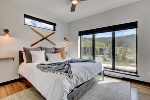 3 soverom, skrivebord, strykejern/-brett og reiseseng for barn