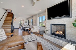 Smart TV, fireplace, video games, books - Luxury Loft 49 I Rooftop Hot Tub & Lounge I Great Views I Best Price I Discounted Attractions (Winter Park)