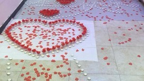 A floor with heart-shaped patterns made of rose petals and candles. - Eaka 365 Hotel Daming Damingfu Road (Daming)