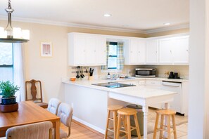 冰箱、微波炉、烤箱、炉灶