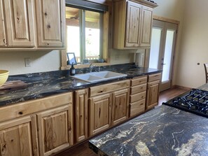 Frigorifero, forno, piano cottura, macchina per tè/caffè