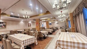A hotel dining area with multiple tables, chairs, and chandeliers. - Vienna Hotel (Luofu Mountain Scenic Area High-Speed Rail Station Branch) (Boluo)