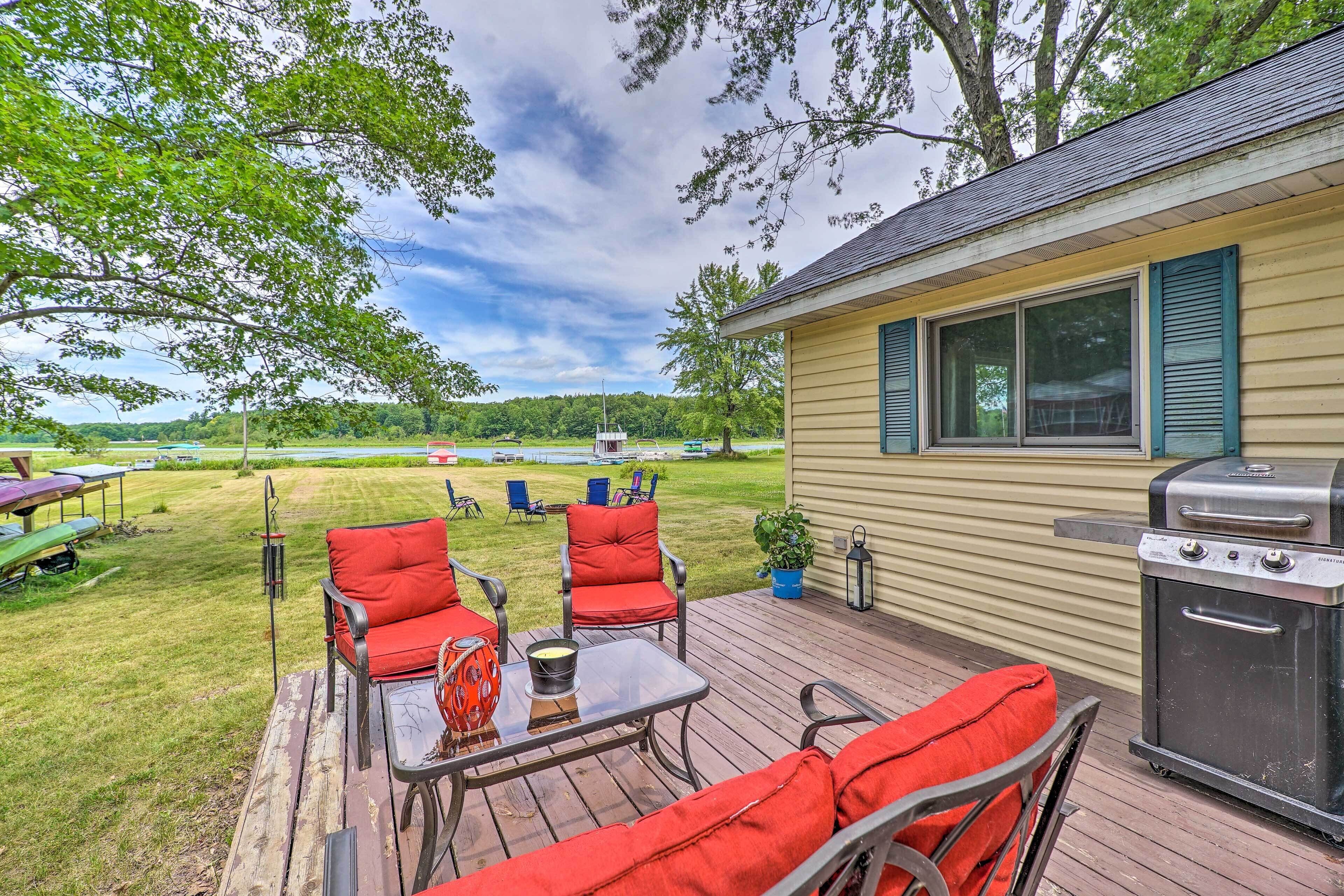 Cottage on Tubbs Lake w/ Kayaks, Grill & Fire Pit!