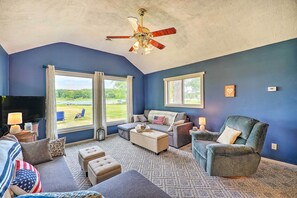 TV, DVD player, books, video library - Kayaks & Grill: Pet-Friendly Mecosta Cottage! (Mecosta)