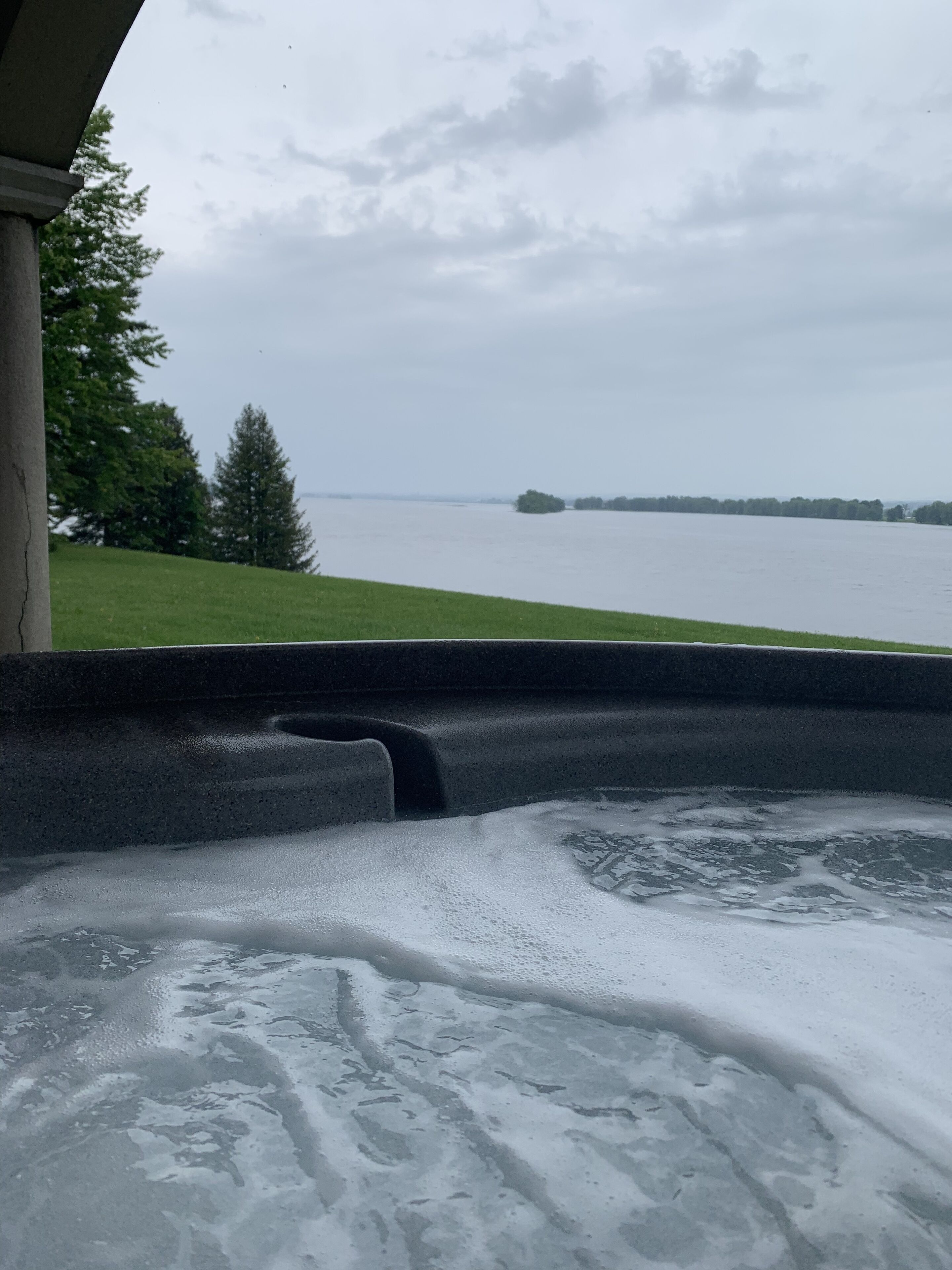 Outdoor spa tub