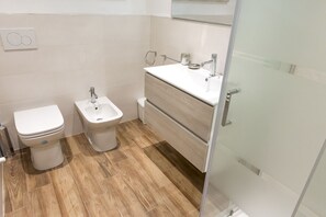 Douche, bidet, serviettes fournies