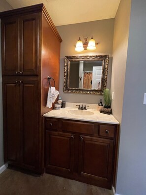 Bruser, hårtørrer, håndklæder, Shampoo