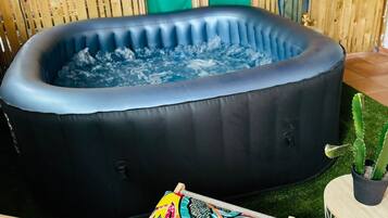 Bain à remous extérieur