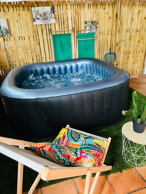 Outdoor spa tub