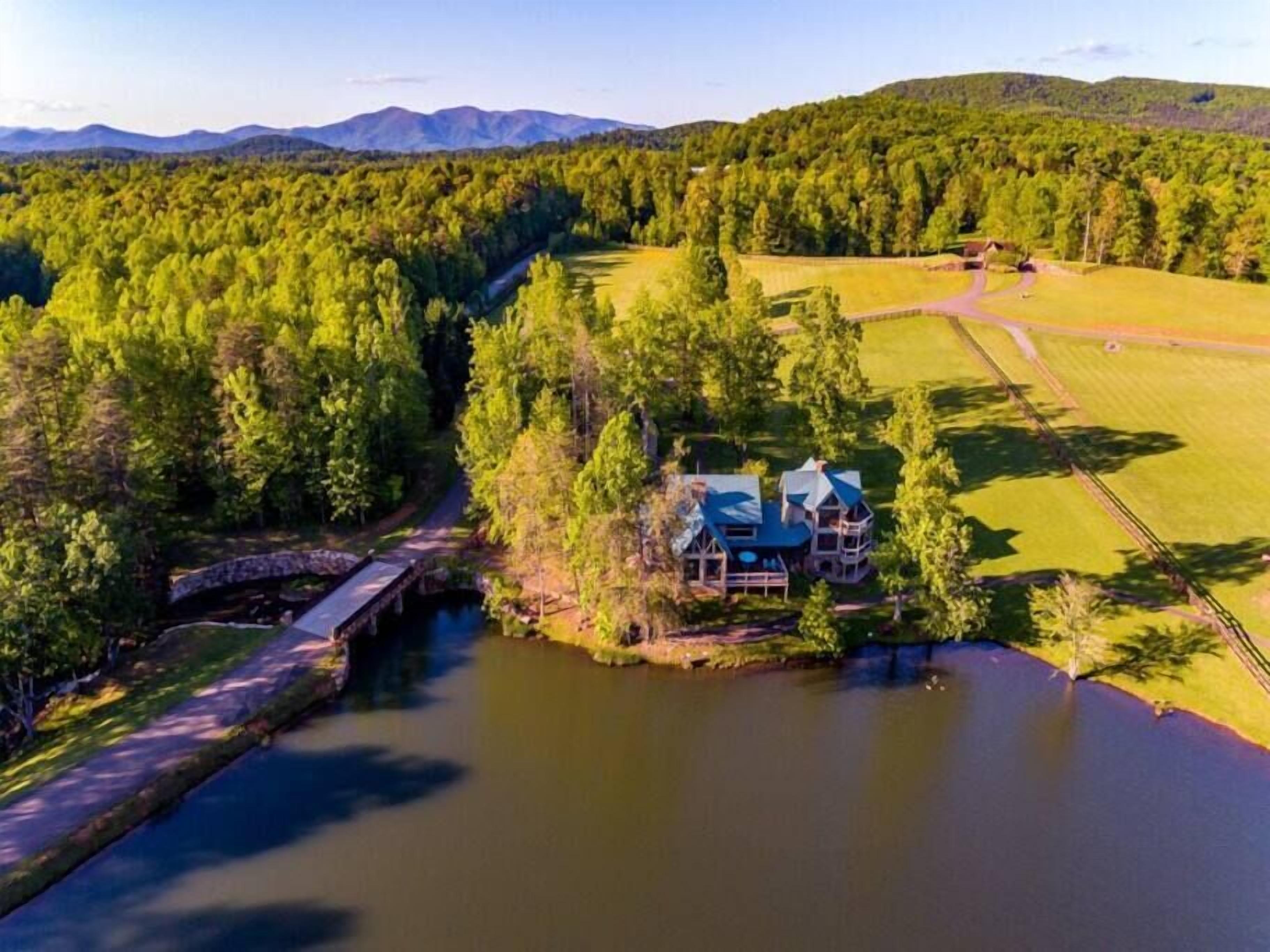 Falling Waters Lodge Spectacular Lake Front Home