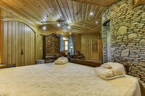 5 bedrooms, iron/ironing board, WiFi, bed sheets