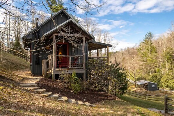 Exterior - A Romantic Couples Escape surrounded by world class hiking. (Boone)