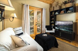 Smart TV, fireplace, books - A Romantic Couples Escape surrounded by world class hiking. (Boone)