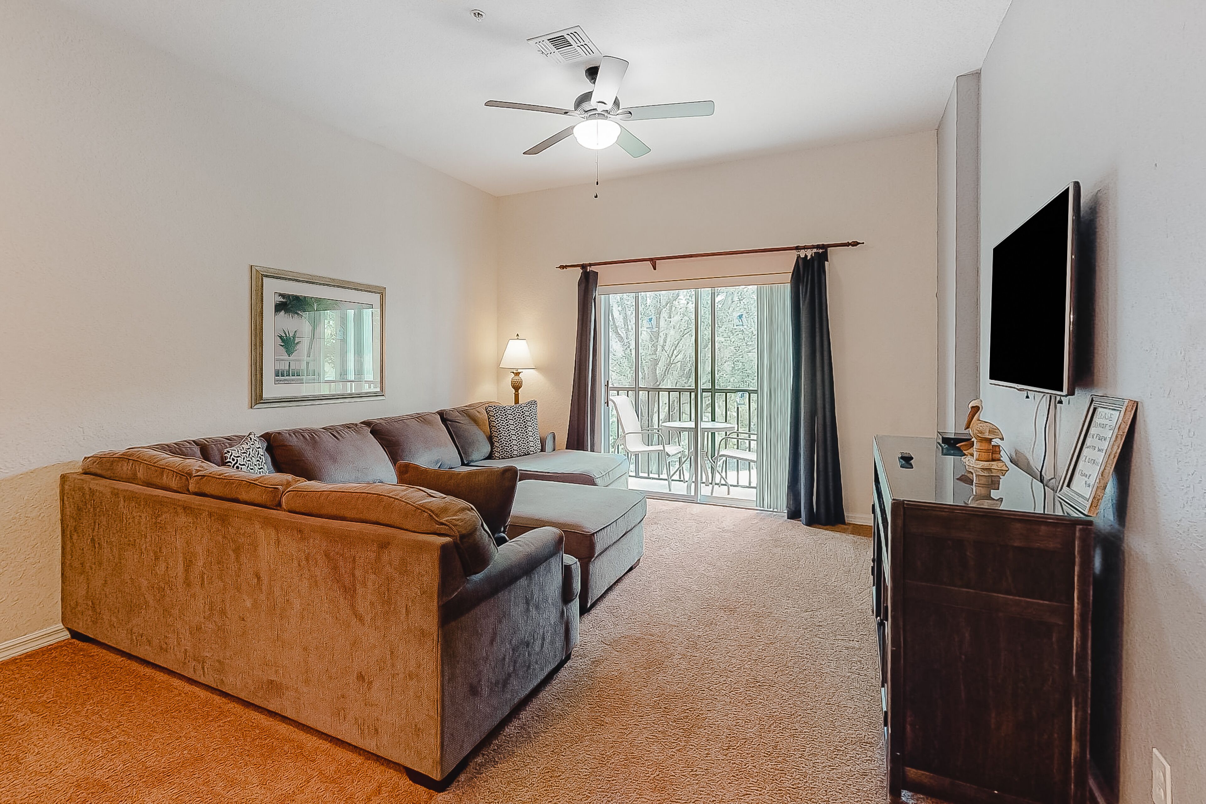 2nd floor condo near theme parks, restaurant, gym, shared pools, tennis court