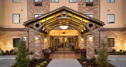 Business-Friendly Stay: Pool & Breakfast