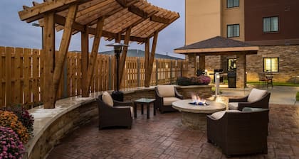 Business-Friendly Stay: Pool & Breakfast
