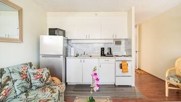 Refrigerador, microondas, horno, cafetera/tetera