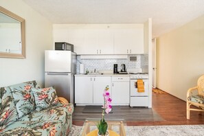 Kjøleskap, mikrobølgeovn, ovn og kaffetrakter/tekoker