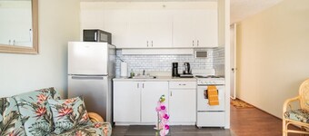 8 GUESTS, 2 X ❤️AWESOME STUDIOS❤️ FREE PARKING, 5MIN TO OCEAN