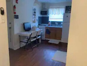 Fridge, cookware/dishes/utensils